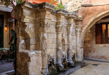 Yunanistan 'ın Girit kentindeki Platano Meydanı' ndaki Rimondi Çeşmesi