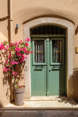 Yunanistan 'ın Girit kentindeki Rethymno şehrinde, şehir merkezindeki yeşil kapıdan eve giriş