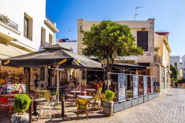 Yunanistan 'ın Girit kentindeki Rethymno şehir merkezindeki sokak kafesi