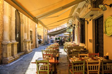 Yunanistan 'ın Girit kentindeki Rethymno şehir merkezindeki sokak kafesi