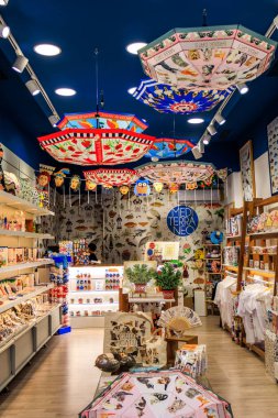 Geleneksel ürünlerle birlikte Chania, Girit, Yunanistan 'da hediyelik eşya dükkanı