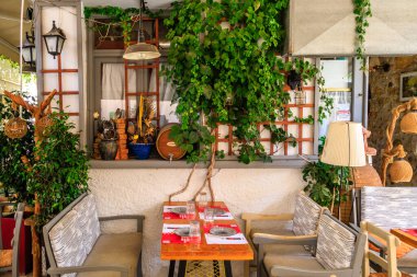 Yunanistan 'ın Girit kentindeki Rethymno şehir merkezindeki sokak kafesi