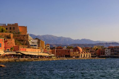 Yunanistan 'ın Girit kentindeki Eski Venedik Hanya Limanı' ndaki Kyuchuk Hasan Camii