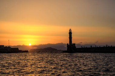 Yunanistan 'ın Girit kentindeki Eski Venedik Chania Limanı' ndaki Venedik Deniz Feneri