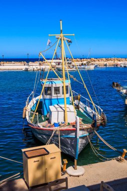 Girit, Yunanistan 'ın Chania kentindeki Nea Chora Bölgesinde Balıkçılık limanında tahta tekne