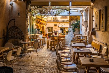 Girit, Yunanistan 'ın başkenti Chania' daki sokak kafesi