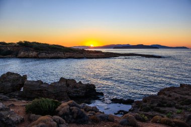 Girit, Yunanistan 'ın Chania kentindeki Mikis Theodorakis Mağarası yakınlarındaki deniz manzarası