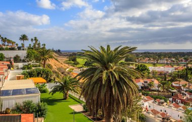 Maspalomalar 'da güneşli bir günde otellerin olduğu şehir manzarası, Gran Canaria, İspanya