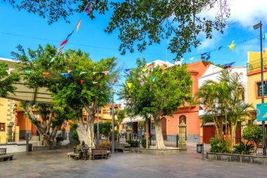 Aguimes, Gran Canaria, İspanya 'daki Plaza del Rosario' da Marikita Loli 'nin heykeli