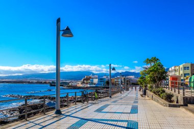 İspanya 'nın Gran Canaria Adası, Arinaga sehpasında renkli modern evler
