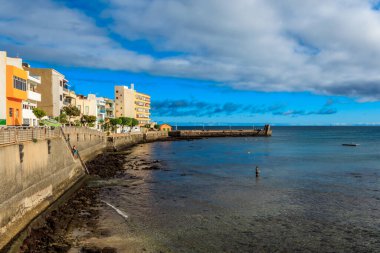 İspanya 'nın Gran Canaria Adası, Arinaga sehpasında renkli modern evler