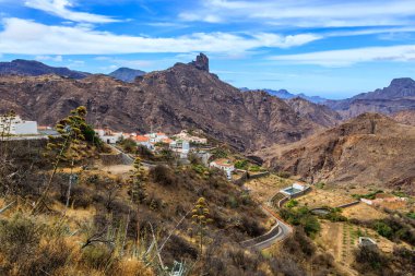 İspanya 'nın Gran Canaria adasındaki dağlarda Tejeda köyünün panoraması