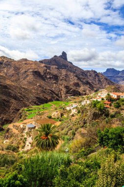 İspanya 'nın Gran Canaria adasındaki dağlarda Tejeda köyünün panoraması