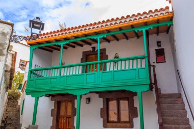 İspanya 'nın Gran Canaria adasındaki dağlarda Tejeda köyünde yeşil balkonlu klasik bir ev.