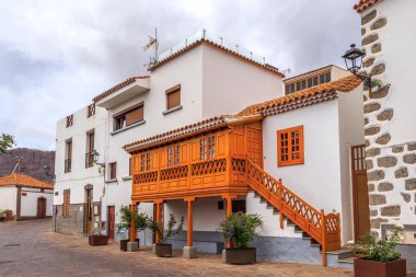 Tejeda köyünde büyük ahşap balkonlu eski bir ev, Ada Gran Canaria, İspanya