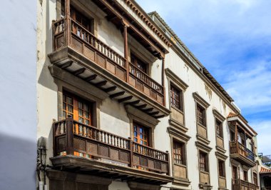 Las Palmas de Gran Canaria 'da ahşap balkonlu klasik ev, Gran Canaria Adası, İspanya
