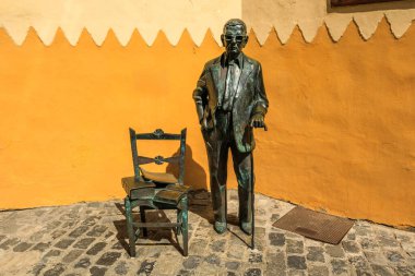 Las Palmas de Gran Canaria 'daki ünlü Kanarya besteci, avukat ve yazar Nestor Alamo' nun bronz heykeli, Gran Canaria Adası, İspanya