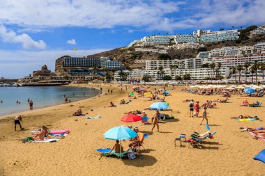 Porto Riko Plajı güneşli bir günde Porto Riko 'da, Gran Kanarya Adası, İspanya
