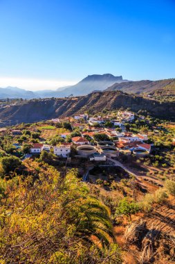 Güneşli bir günde, İspanya 'nın Gran Kanarya Adası' ndaki San Bartolome de Tirajana (ya da Tunte) köyündeki Mirador de La Orilla 'dan panoramik dağ manzarası