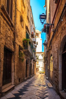 Bisceglie, Puglia, İtalya 'da eski dar bir cadde.