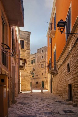 Bisceglie, Puglia, İtalya 'da eski dar bir cadde.