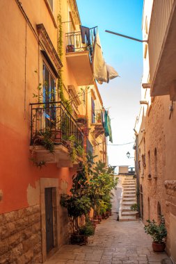 Bisceglie, Puglia, İtalya 'da eski dar bir cadde.