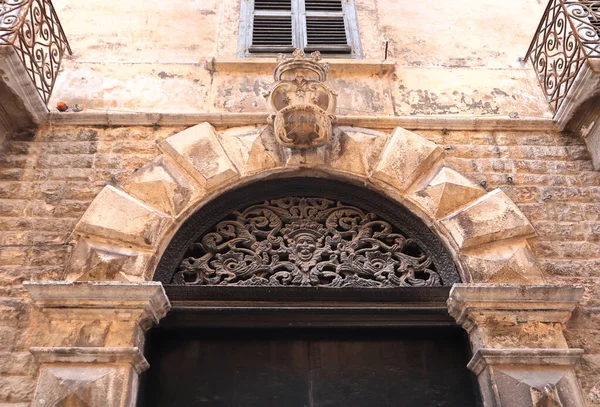 Bisceglie, Puglia, İtalya 'nın merkezindeki klasik kapı.
