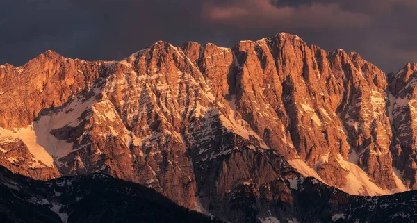 Hermosa Puesta Sol Montaña Los Alpes Julianos Principios Primavera — Foto de Stock