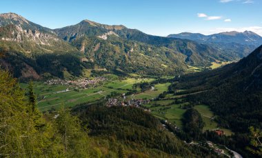 Sonbaharda dağ manzarası