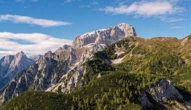 Sonbaharda dağ manzarası