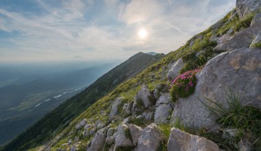 Gün batımında dağ manzarası
