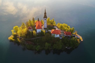 Sisli bir bahar gününde Kan Gölü
