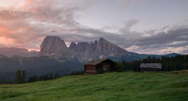 Yaz Dolomites dağlarında güzel bir gündoğumunda.