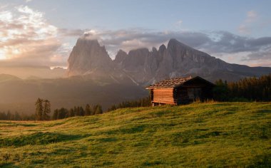 Yaz Dolomites dağlarında güzel bir gündoğumunda.