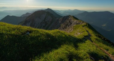 Dağlarda yaz gündoğumu