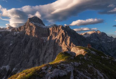 Dağlarda yaz gündoğumu