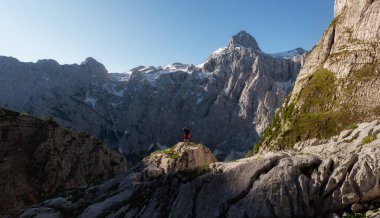 Dağların zirvesine doğru yürüyoruz.