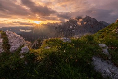 Julian Alps 'te kasvetli bir sabahta dağlarda gün doğumu