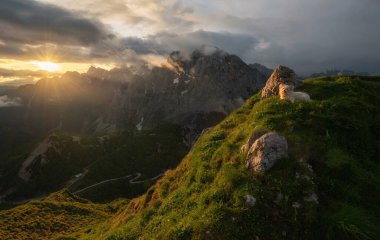 Julian Alps 'te kasvetli bir sabahta dağlarda gün doğumu