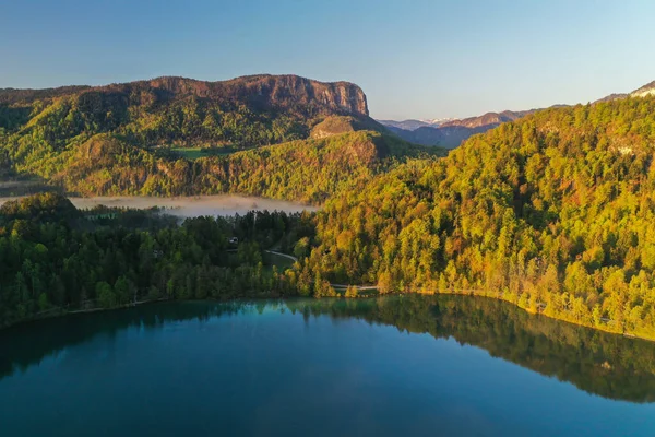 Der Bleder See Einem Nebligen Frühlingstag — Stockfoto