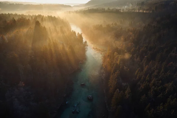 Bei Sonnenaufgang Über Einen Herbstlichen Wald Und Fluss Fliegen — Stockfoto