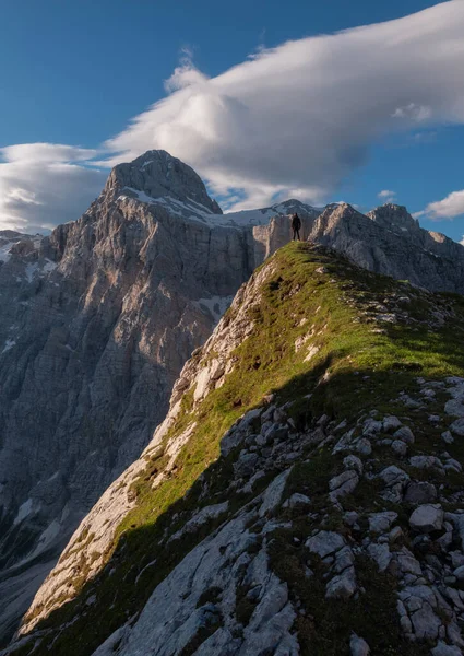 Πεζοπόρος Στα Βουνά Στέκεται Κάτω Από Την Κορυφή — Φωτογραφία Αρχείου