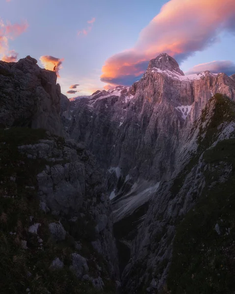 山の斜面に劇的な日の出の光 — ストック写真