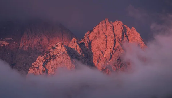 Pico Montaña Amanecer Una Mañana Brumosa Presentando Una Hermosa Escena — Foto de Stock