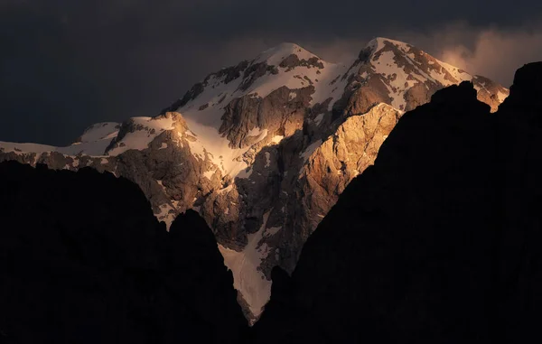 Puesta Sol Las Montañas Los Alpes Julianos Con Nubes Oscuras — Foto de Stock
