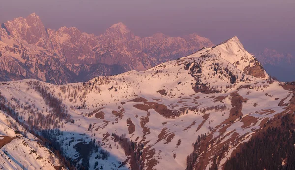 Pico Montaña Amanecer Una Mañana Brumosa Presentando Una Hermosa Escena — Foto de Stock