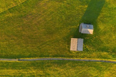 Gün doğumunda Dolomitlerin büyük manzarasının havadan görüntüsü. Ve çok güzel bir sahne sunuyoruz.