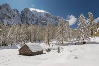 Güzel bir kış gününde dağlarda kır evi ve yürüyüş.