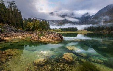 Sakin bir sonbahar gününde deniz aygırı gölleri