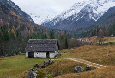 Zadnja Trenta köyü dağların altında.